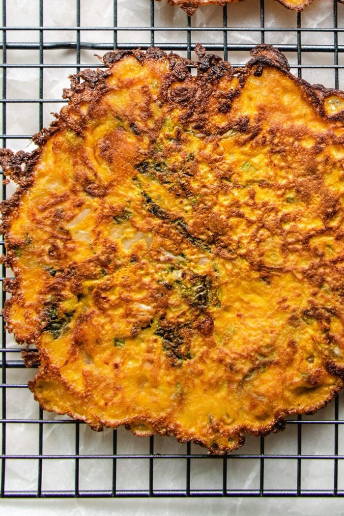 Photo shows cooling the kimchi pancake over a wire wreck before slicing