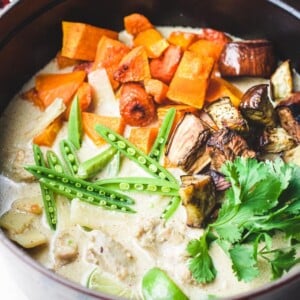 Thai Green Curry Chicken Recipe for Paleo, Whole30 and Keto easy meal prep from I Heart Umami.