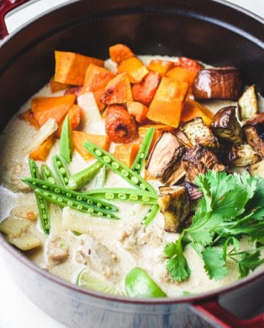Thai Green Curry Chicken Recipe for Paleo, Whole30 and Keto easy meal prep from I Heart Umami.
