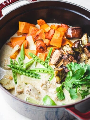 Thai Green Curry Chicken Recipe for Paleo, Whole30 and Keto easy meal prep from I Heart Umami.