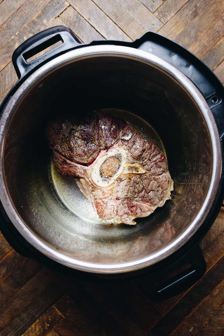 La receta de Estofado de carne taiwanesa Instant Pot con caña de carne es Paleo, Integral 30 y apto para Ceto.