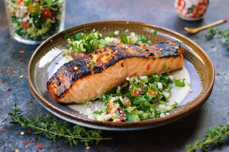 Paleo Thai Sweet Chili Salmon Tabbouleh (Tabouli) | IHeartUmami.com