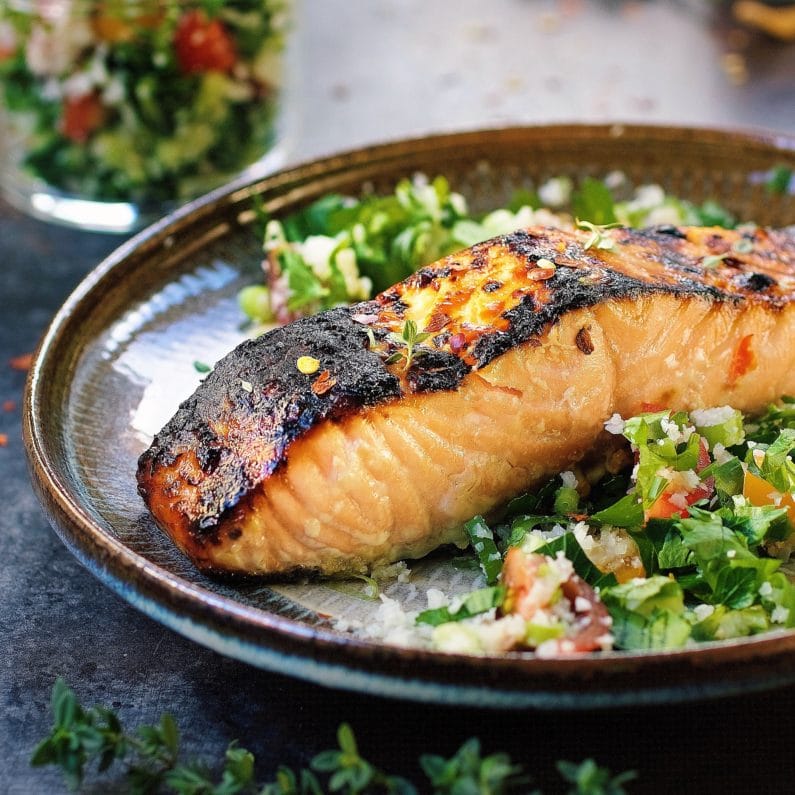 Paleo Thai Sweet Chili Salmon Tabbouleh (Tabouli) | IHeartUmami.com