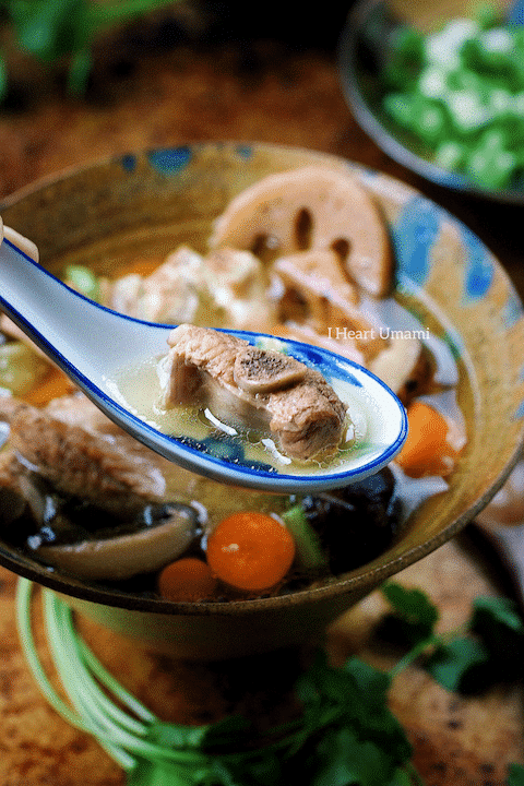 Paleo Chinese Chicken Sparerib Soup. Chinese Chicken bone broth. Chinese spare rib bone broth. Chicken broth. Asian soup broth. Paleo chinese food, Paleo asian food. IHeartUmami. IHeartUmami.com