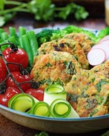 Paleo Green Buddha Bowls. Healthy and light Paleo recipes with golden crispy veggie fritters to help you eat more leafy greens ! IHeartUmami.com