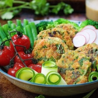 Paleo Green Buddha Bowls. Healthy and light Paleo recipes with golden crispy veggie fritters to help you eat more leafy greens ! IHeartUmami.com