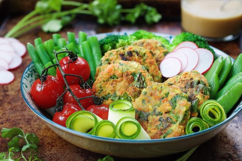 Paleo Green Buddha Bowls. Healthy and light Paleo recipes with golden crispy veggie fritters to help you eat more leafy greens ! IHeartUmami.com