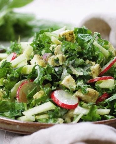 Paleo Curried Chicken Kale Fennel Salad. Light and refreshing Paleo summer kale salad recipe. Perfect meal prep and Whole30 salad recipe ! IHeartUmami.com