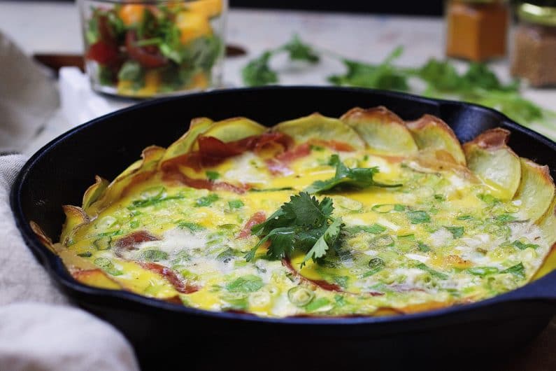 Whole30 Scalloped Potato Frittata with Mango Salsa. Crispy potato rounds layered with prosciutto and caramelized onions in silky smooth egg batter. Perfect Whole30 brunch breakfast recipe ! IHeartUmami.com