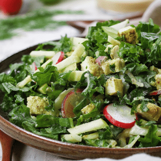 Paleo Curried Chicken Kale Fennel Salad. Light and refreshing Paleo summer kale salad recipe. Perfect meal prep and Whole30 salad recipe ! IHeartUmami.com