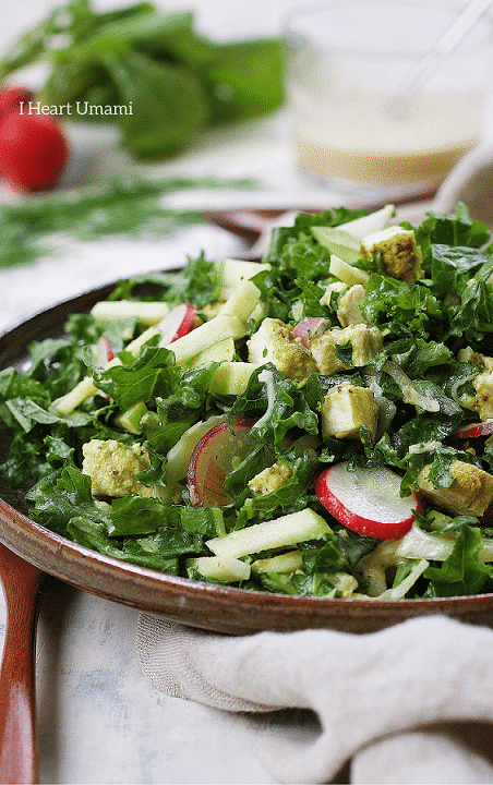 Paleo Curried Chicken Kale Fennel Salad. Light and refreshing Paleo summer kale salad recipe. Perfect meal prep and Whole30 salad recipe ! IHeartUmami.com