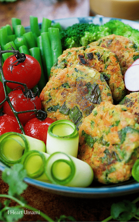 Paleo Green Buddha Bowls. Healthy and light Paleo recipes with golden crispy veggie fritters to help you eat more leafy greens ! IHeartUmami.com