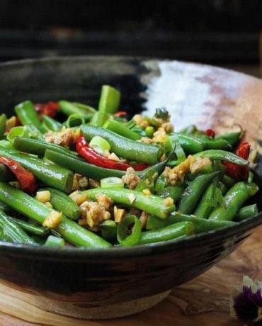 Quick and easy Paleo Sichuan Dry-Fried Green Beans recipe with soy-free spicy garlic sauce super delicious !