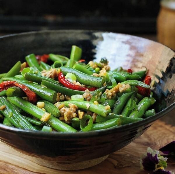 Quick and easy Paleo Sichuan Dry-Fried Green Beans recipe with soy-free spicy garlic sauce super delicious !