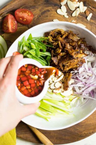  Whole30 Paleo Crispy Thai Chicken Salad Recept med äpplen i thailändsk salladsdressing.