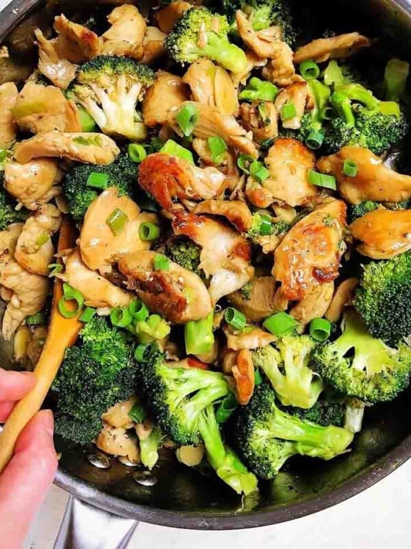 feature image shows Chinese chicken stir fry with broccoli in garlic brown sauce in a large saute pan.