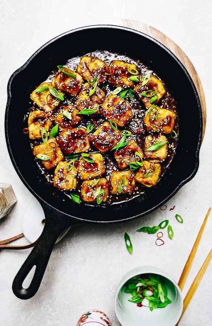 Paleo Knuspriges Sesam-Tofu-Rezept mit im Ofen gebackenem Soja-freiem Eierpudding-Tofu in Whole30 Sesamsauce.