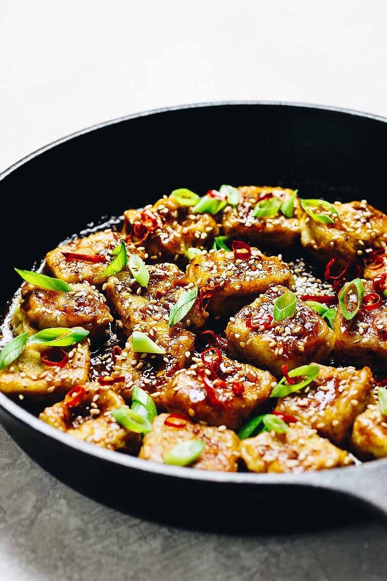 Paleo knapperige Sesamtofu recept met ovengebakken sojavrije ei vla tofu in volkoren 30 sesamsaus.