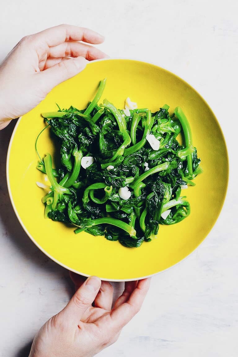 Chinese snow pea leaves/snow pea tips/pea shoots stir-fry recipe from I Heart Umami. 