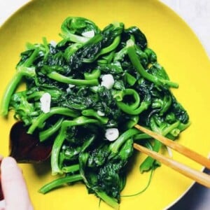 Chinese snow pea leaves/snow pea tips/pea shoots stir-fry recipe from I Heart Umami.