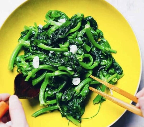 Chinese snow pea leaves/snow pea tips/pea shoots stir-fry recipe from I Heart Umami.