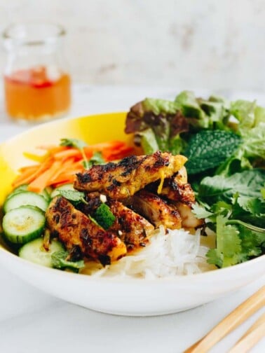 Paleo Keto Vietnamese Noodle Salad with Lemongrass Chicken (Bun Ga Nuong) with Vietnamese dipping sauce Nuoc Cham from I Heart Umami.