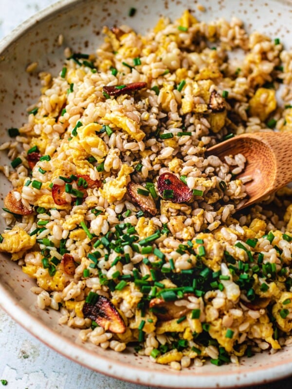 The best Keto garlic fried rice recipe with konjac shirataki rice from I Heart Umami