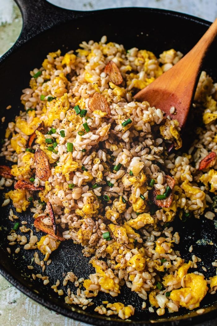 The best Keto garlic fried rice recipe with konjac shirataki rice from I Heart Umami