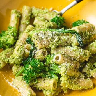 This is a Broccoli pesto pasta salad recipe that’s gluten-free and vegan from I Heart Umami.