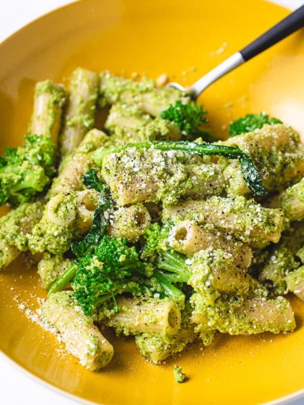 This is a Broccoli pesto pasta salad recipe that’s gluten-free and vegan from I Heart Umami.