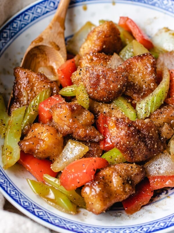 cubed chicken breasts with black pepper sauce served in a plate