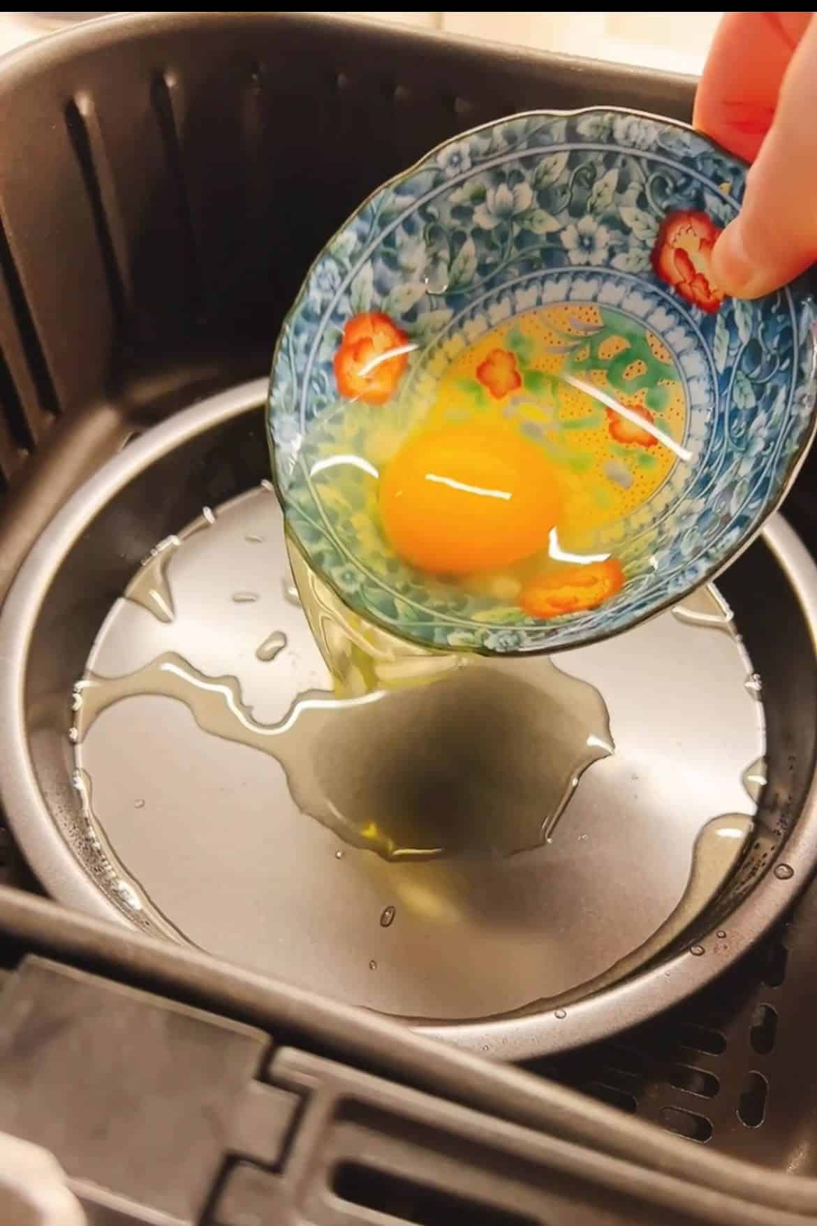 https://iheartumami.com/wp-content/uploads/2023/07/How-long-to-cook-crispy-fried-egg-in-a-pan-in-air-fryer-3.jpg