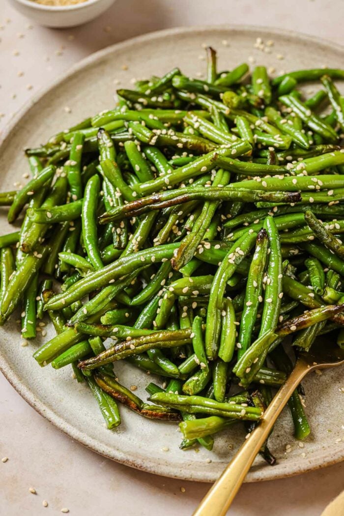 A side image shows the crisp texture of frozen green beans cooked in an air fryer