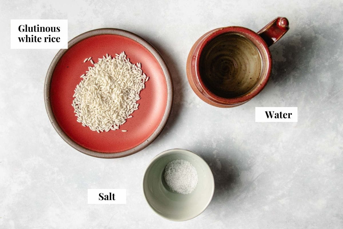 Photo shows ingredients used to cook sticky rice in rice cooker.