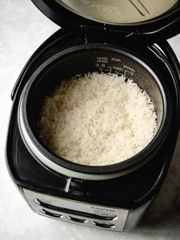 Feature image shows sticky rice made in a rice cooker.