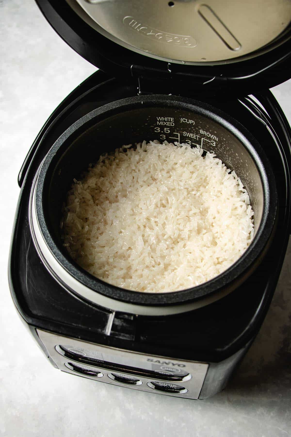 Feature image shows sticky rice made in a rice cooker.
